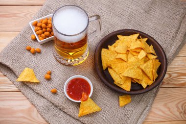 Bardak bira. Cips cips. Tortilla snack.