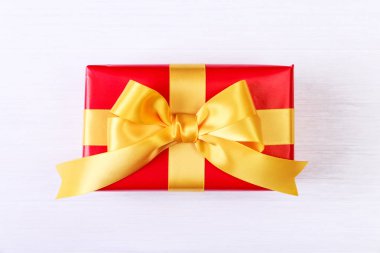 Hediye kutusu sarı yay ile. Kırmızı geçerli paketin.