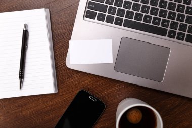 Boş kartvizit tasarımı. Dizüstü bilgisayar, smartphone.