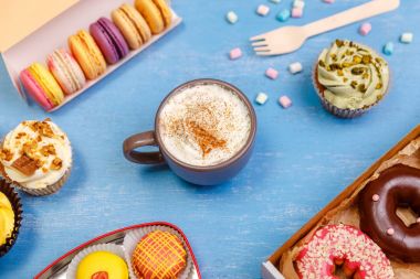 Bademli kurabiye, kek ve börekler. Kupa krema ile.