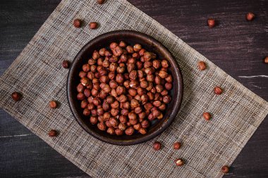 Kase fındık. Ahşap masa soyulmuş fındık.