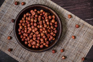 Kase fındık. Ahşap masa soyulmuş fındık.