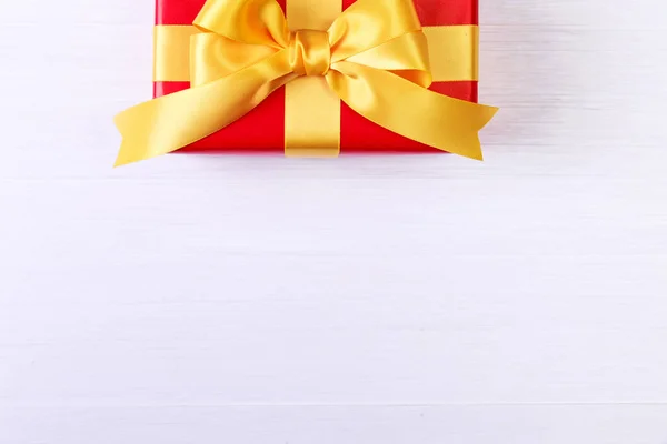 Подарочная коробка с желтым бантом. Красный подарок . — стоковое фото