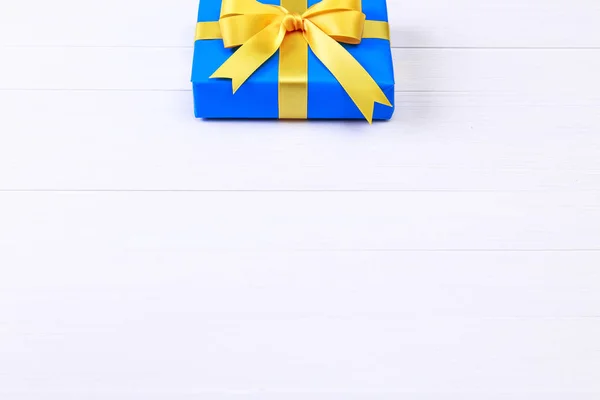 Kotak hadiah dengan busur kuning. Paket hadir biru . — Stok Foto