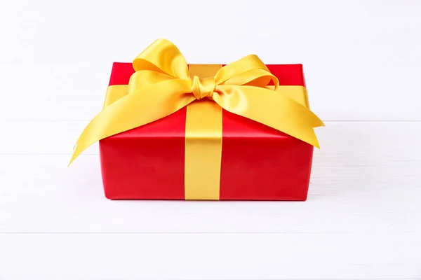 Κουτί δώρου με κίτρινο τόξο. Κόκκινο παρόν πακέτο. — Φωτογραφία Αρχείου