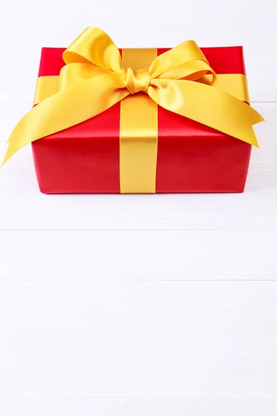 Presentbox med gul rosett. Röd närvarande paketet. — Stockfoto