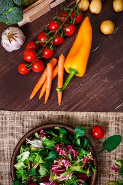 Hindiba, kuzu ve gül salata. Sebze.