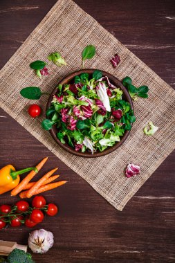 Hindiba, kuzu ve gül salata. Sebze.