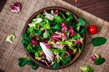 Hindiba, kuzu ve gül salata. Sebze.