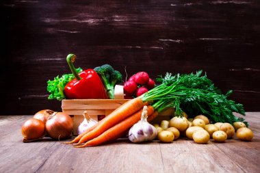 Patates, havuç ve biber. Salata, sarımsak.