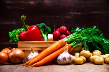 Patates, havuç ve biber. Salata, sarımsak.