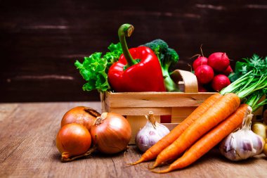 Patates, havuç ve biber. Salata, sarımsak.