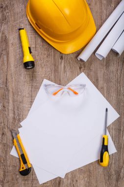 Tornavida, kağıt bıçak ve kask. El feneri.