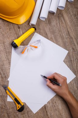 El feneri, kask ve koruyucu gözlük.