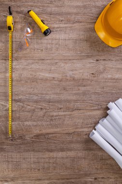 Kask, el feneri ve şerit metre.