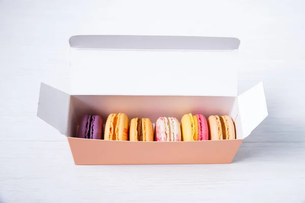 Macaroon cakes. Dessert in delivery box. — Stock Photo, Image