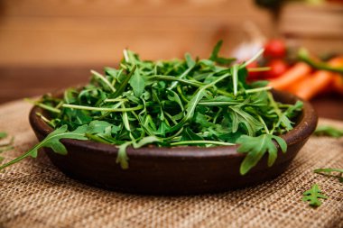 Yeşil roka kabın içinde bırakır. Taze salata.