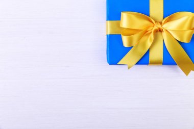 Hediye kutusu sarı yay ile. Mavi geçerli paketin.