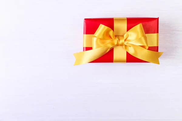 Κουτί δώρου με κίτρινο τόξο. Κόκκινο παρόν πακέτο. — Φωτογραφία Αρχείου