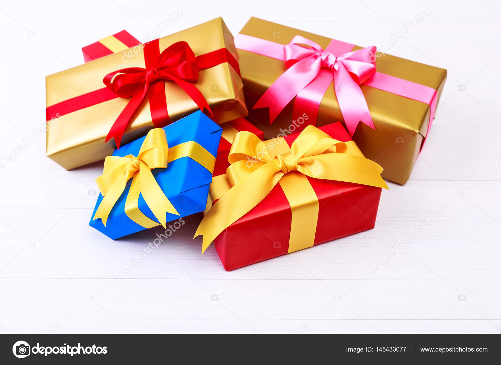 Scatole regalo con l arco Presenta colorato avvolto con carta e nastri Pacchetti di Natale o di pleanno Disegno di celebrazione