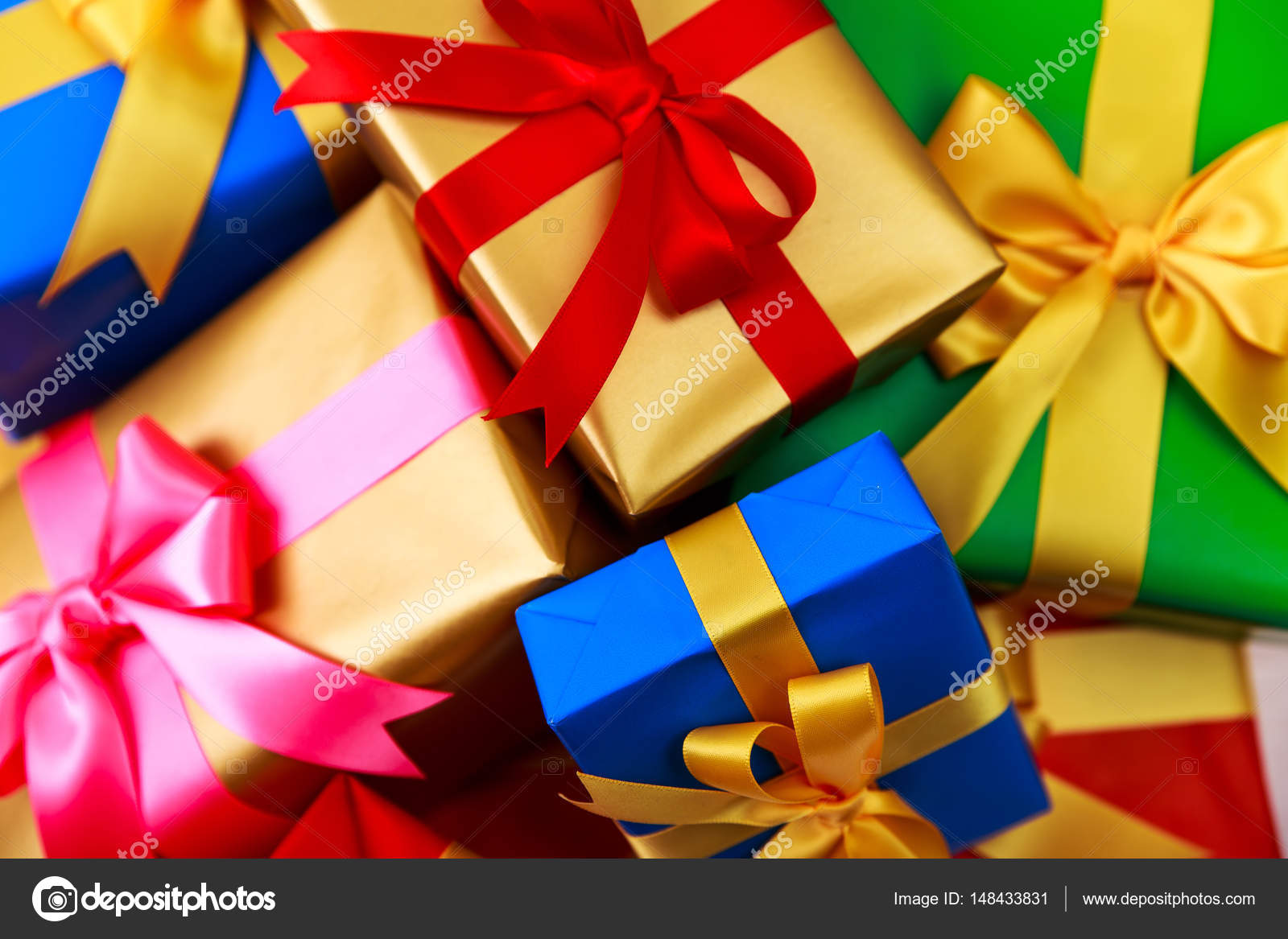 Scatole regalo con l arco Presenta colorato avvolto con carta e nastri Pacchetti di Natale o di pleanno Priorit  bassa di disegno di celebrazione