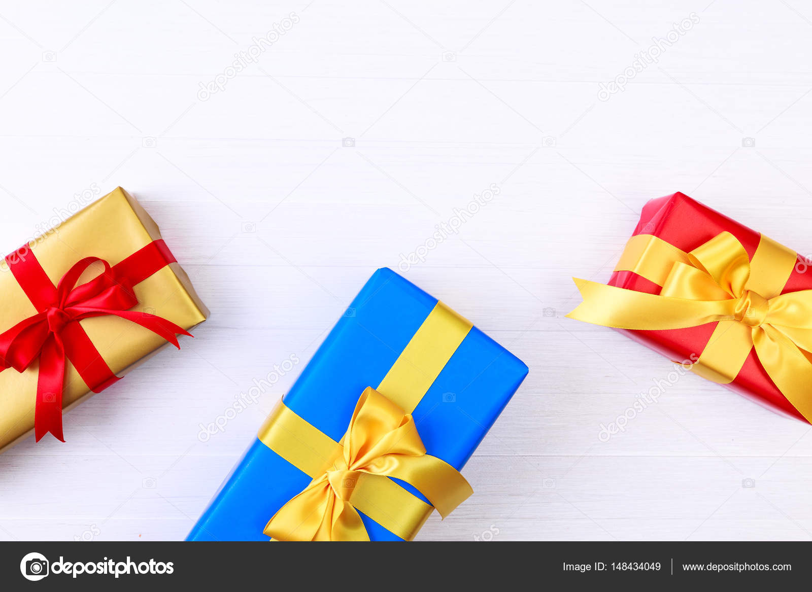 Scatole regalo con l arco Presenta colorato avvolto con carta e nastri Pacchetti di Natale o di pleanno Disegno di celebrazione