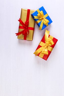 Şerit ve yayla hediye kutuları. Mevcut paketleri.