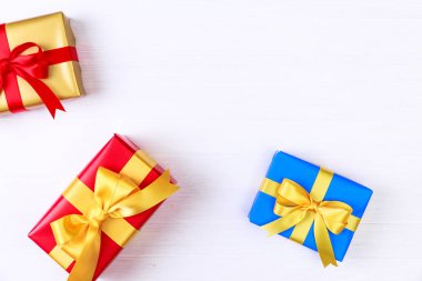 Şerit ve yayla hediye kutuları. Mevcut paketleri.