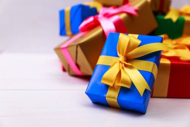 Şerit ve yayla hediye kutuları. Mevcut paketleri.