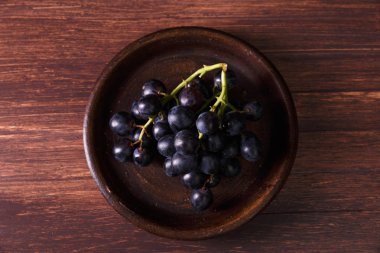 Kara üzüm demet. Olgun üzüm meyve plaka üzerinde.