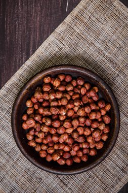 Kase fındık. Ahşap masa soyulmuş fındık.