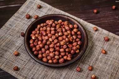 Kase fındık. Ahşap masa soyulmuş fındık.