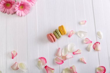 Pembe Gerbera çiçekleri ile acıbadem kurabiyesi kek.