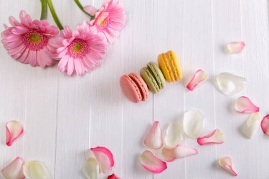 Pembe Gerbera çiçekleri ile acıbadem kurabiyesi kek.