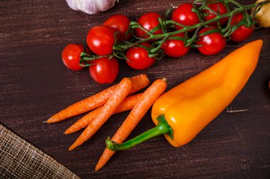 Sarı biber, havuç ve domates. Sebze.