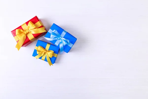 Κουτιά δώρων με φιόγκο και κορδέλα. Συσκευασίες για δώρο. — Φωτογραφία Αρχείου