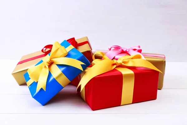 Κουτιά δώρων με φιόγκο και κορδέλα. Συσκευασίες για δώρο. — Φωτογραφία Αρχείου