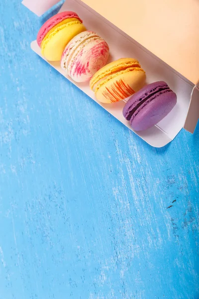 Macaroon cakes. Dessert in delivery box. — Stock Photo, Image