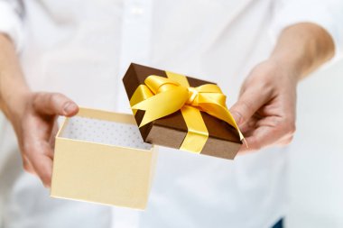 Kurdele ile açılan hediye kutusu holding erkek eller.