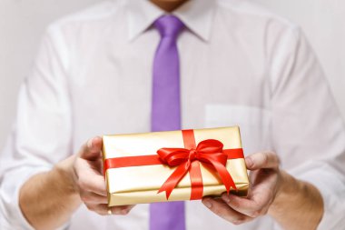Bir hediye kutusu kurdele ile holding erkek eller.