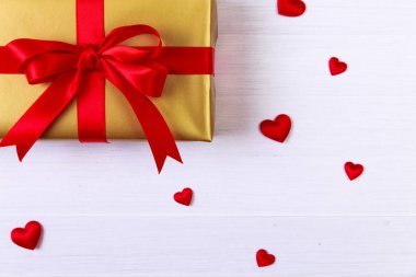 Hediye kutusu ile kırmızı kalpler. Geçerli paketin.