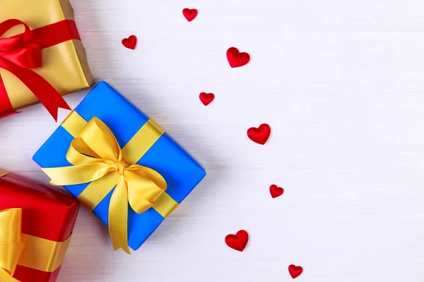 Geschenkboxen mit roten Herzen. Geschenkpakete. — Stockfoto