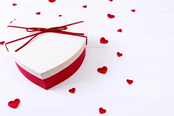 Κουτί δώρου με κόκκινες καρδιές. Παρόν σε σχήμα καρδιάς. — Φωτογραφία Αρχείου