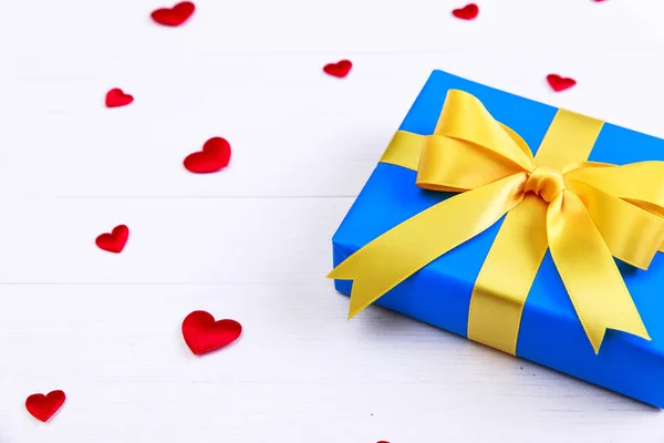 Caja de regalo con corazones rojos. Paquete azul presente . — Foto de Stock