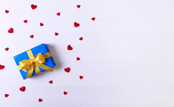 Κουτί δώρου με κόκκινες καρδιές. Μπλε παρόν πακέτο. — Φωτογραφία Αρχείου