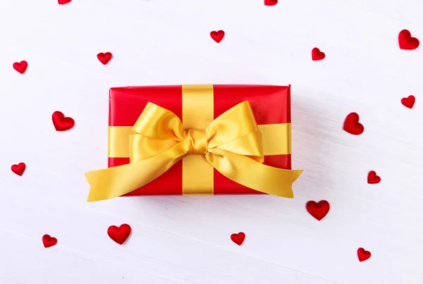 Подарочная коробка с красными сердцами. Нынешний пакет . — стоковое фото