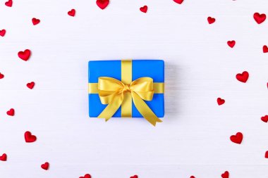 Hediye kutusu ile kırmızı kalpler. Mavi geçerli paketin.