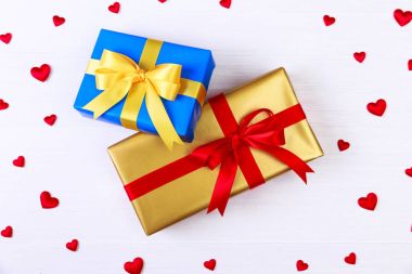 Kırmızı kalp hediye kutuları. Geçerli paketin.