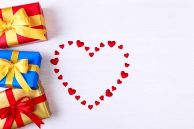 Kırmızı kalpli hediye kutuları. Geçerli paketin.