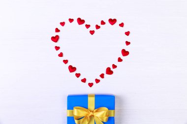 Kırmızı kalpli hediye kutusu. Mavi geçerli paketin.